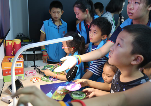 乌什智慧教育体验中心 ， “人工智能+教育”加速走进西部